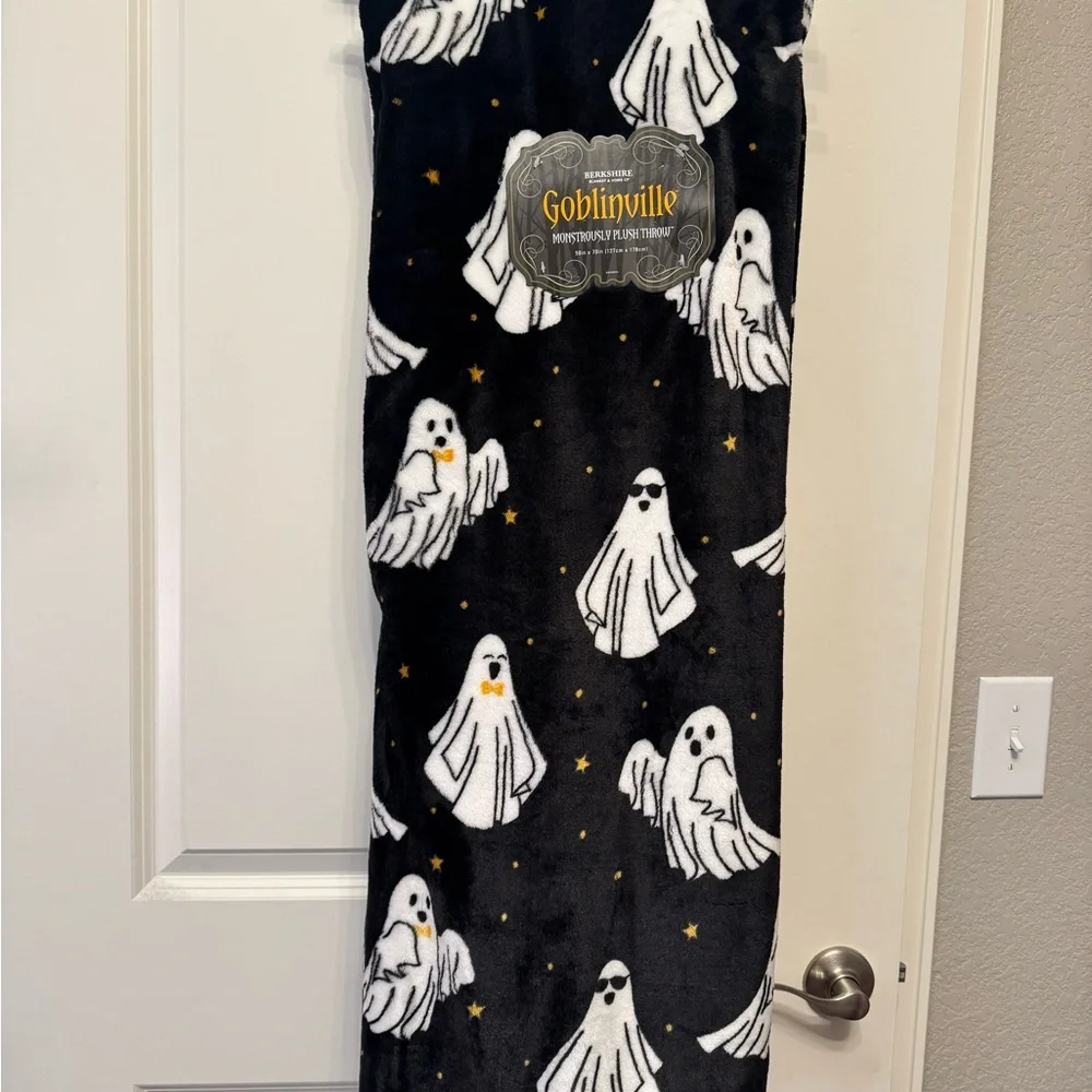 HALLOWEEN 👻 Berkshire Goblinville plush throw black with ghosts. 50x70 NWT